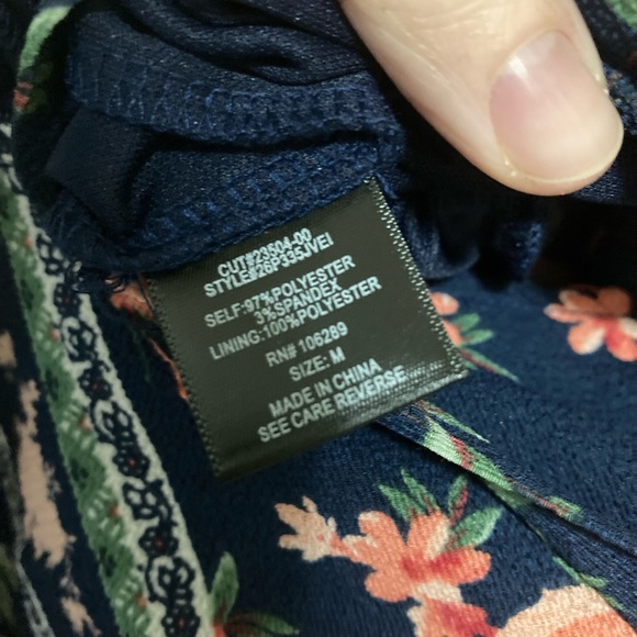 Francesca’s Trixxi Coral & Navy Blue Rose Floral Romper Size Medium - Picture 16 of 16